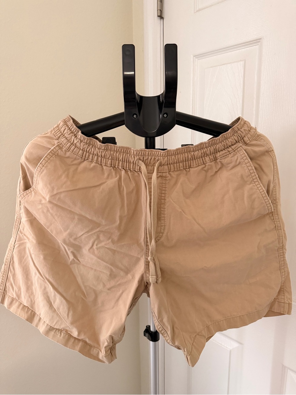 VANS Elastic-Waist Men’s Shorts in Tan